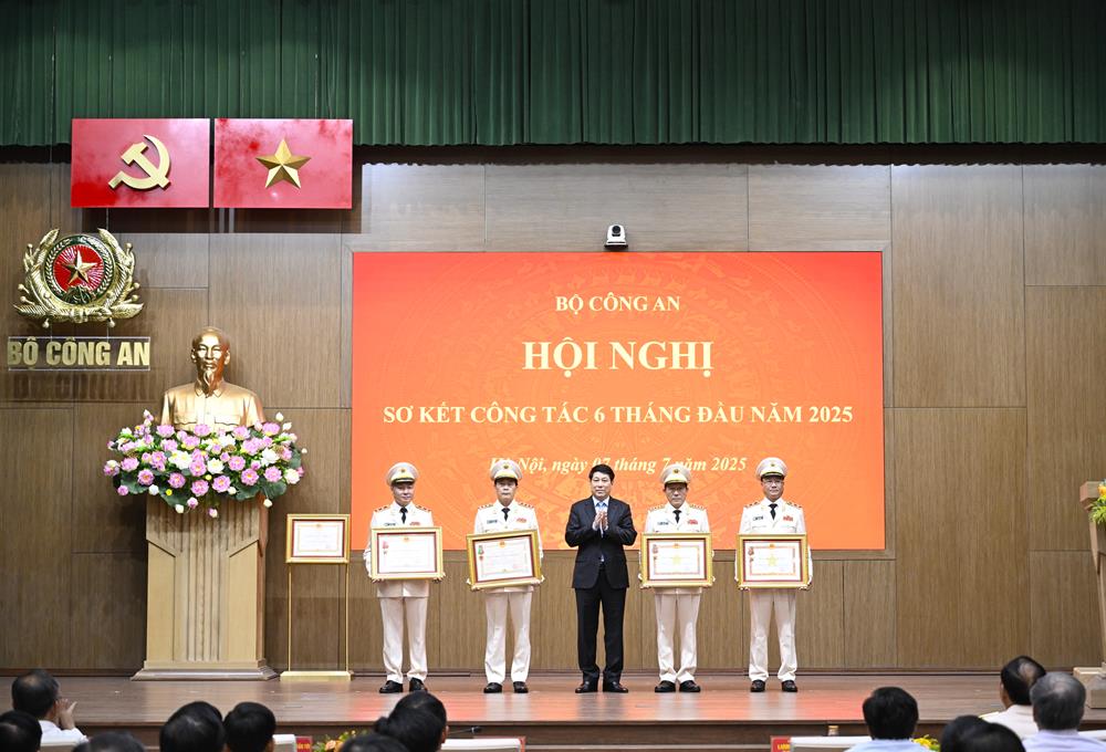 Chu tich nuoc Luong Cuong trao Huan chuong Quan cong hang Nhat tang Bo truong Luong Tam Quang va Thu truong Pham The Tung; trao Huan chuong Chien cong hang Nhat tang Thu truong Nguyen Ngoc Lam; trao Huan chuong Bao ve To quoc hang Nhi tang Thu truong Le Quoc Hung.
