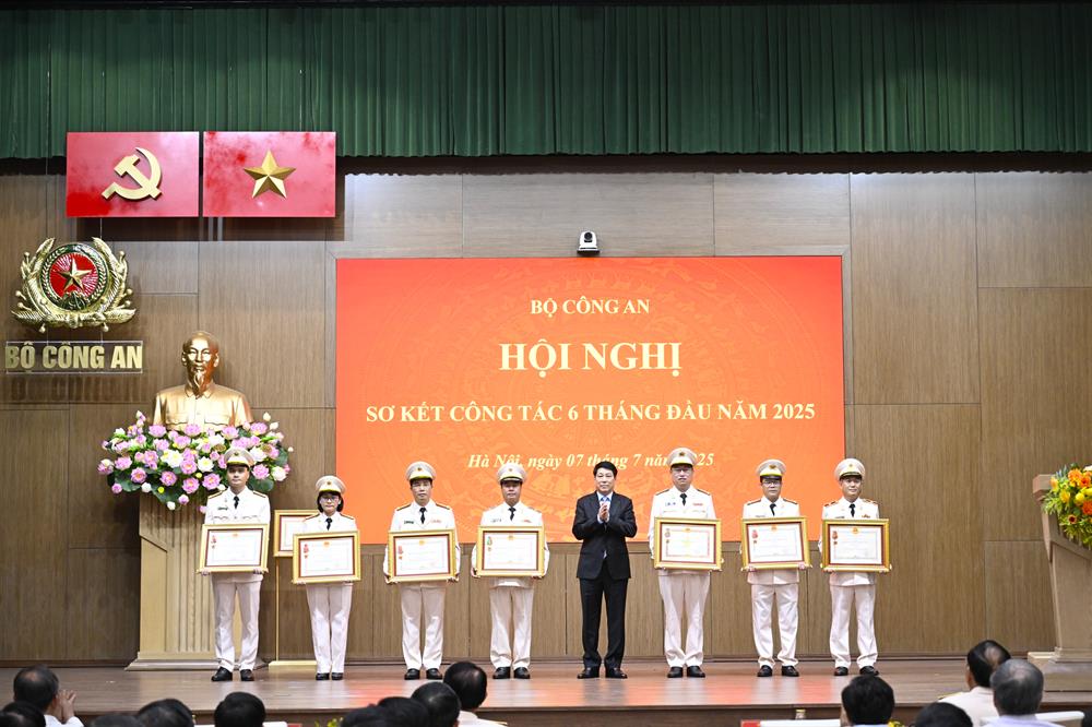 Chu tich nuoc Luong Cuong trao Huan chuong Quan cong hang Ba, Huan chuong Chien cong hang Nhat, Huan chuong Bao ve To quoc hang Nhat tang cac tap the, ca nhan co thanh tich xuat sac. Anh: Bo Cong an