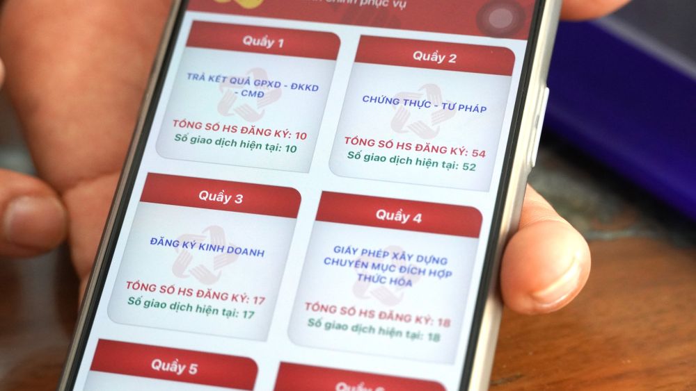 Les citoyens scannent les codes QR pour s'inscrire aux numeros d'ordre des procedures administratives