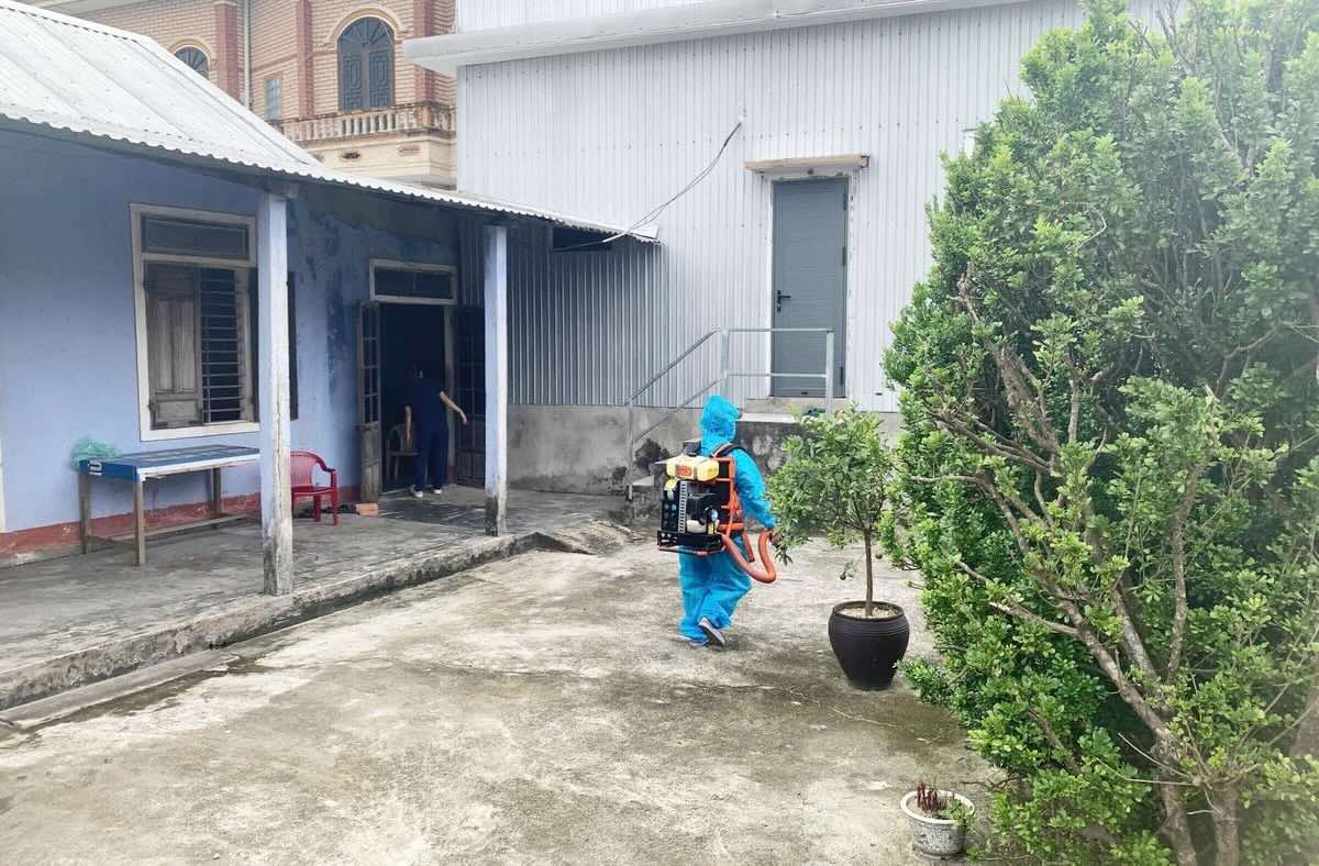 ホーチミン市医療チームが豚連鎖病を予防するために環境を処理。写真:D.ヴァン.