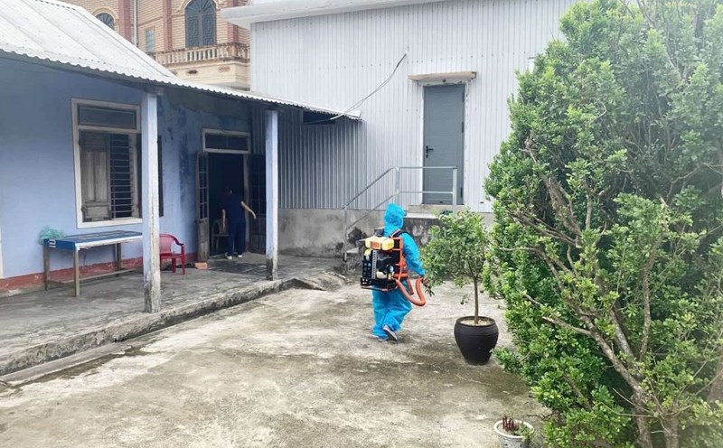 Hue City Health Force treats the environment to prevent streptococcus purple. Photo: D. Van.
