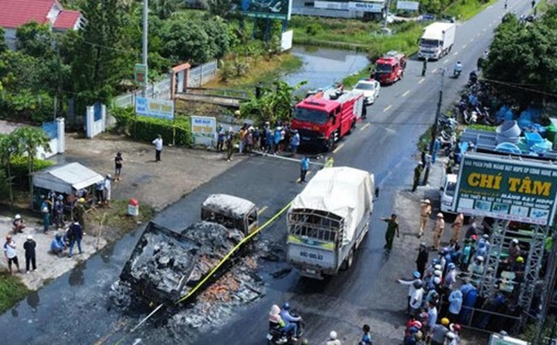 The scene of the traffic accident in Hung My commune, Ca Mau, which killed two people and caught fire. Photo: Nhat Ho