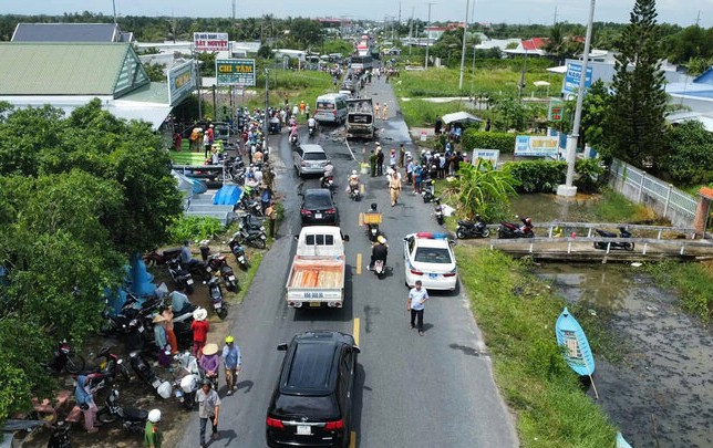 Cong an Ca Mau phong toa hien truong, tien hanh dieu tra nguyen nhan gay nen tai nan nghiem trong. Anh: Nhat Ho