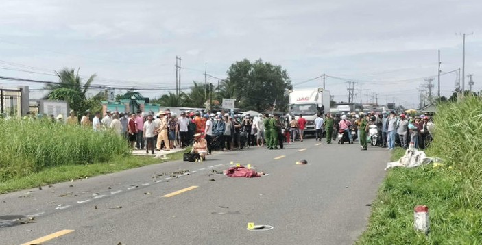Luc luong chuc nang Cong an tinh Ca Mau tien hanh dieu tra, xac minh nguyen nhan vu tai nan. Anh: Nhat Ho