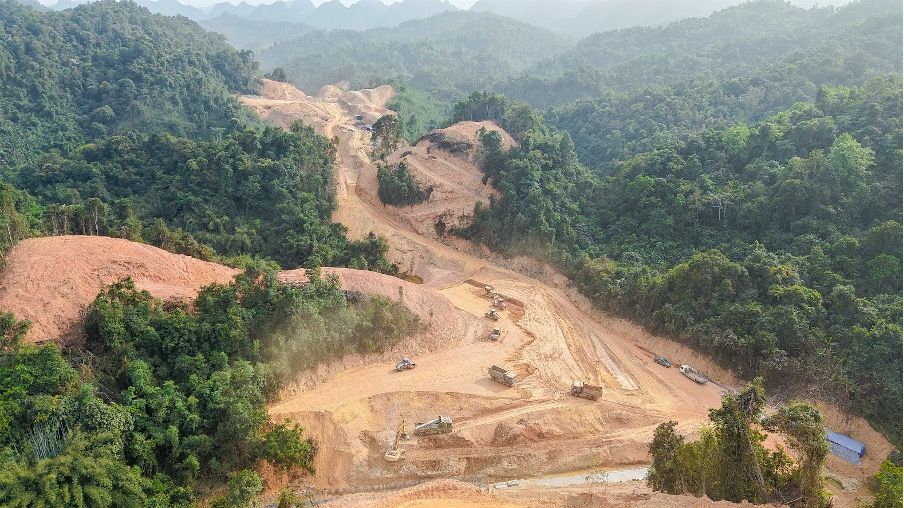 Le ministre de la Construction a le pouvoir de affecter la province de Cao Bang ou Thai Nguyen en tant que proprietaire du projet Bac Kan - Cao Bang Expressway. Photo: camionnette bronzee