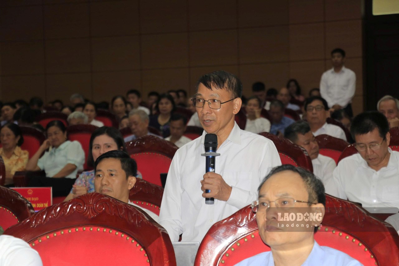 Cu tri phat bieu y kien tai hoi nghi. Anh: Van Duc.