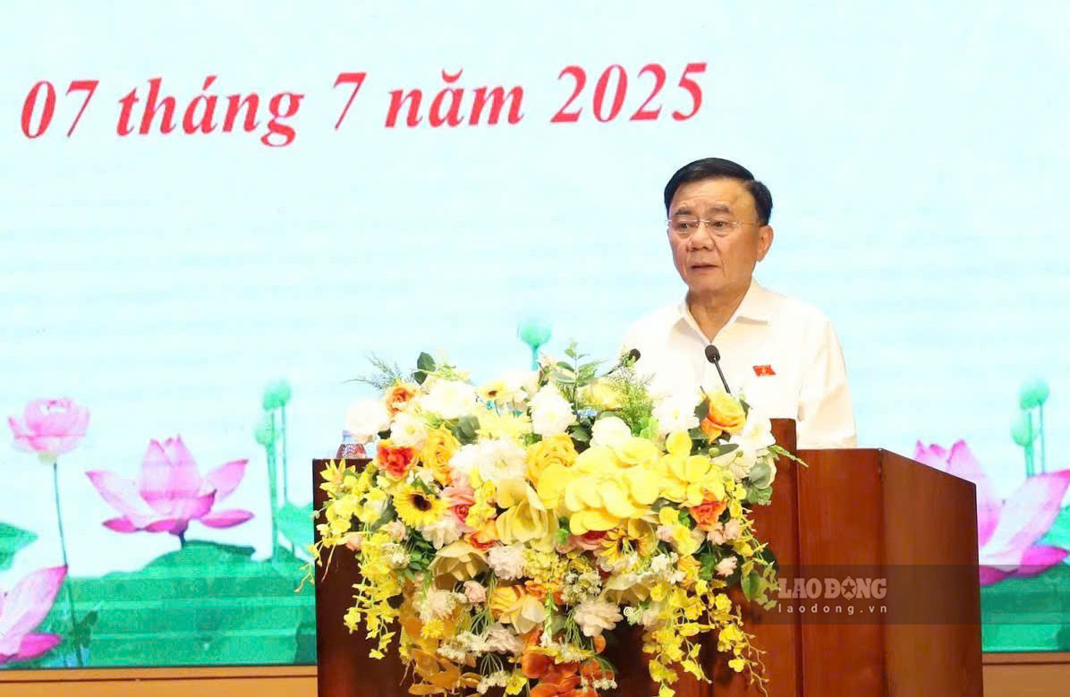 政治局のメンバー、常任委員会長官のトラン・カム・トゥは、ラオ・カイの有権者との会議で講演した。写真：Van Duc.
