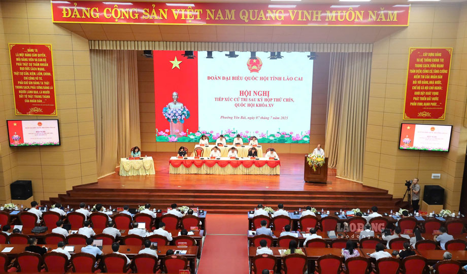 Uy vien Bo Chinh tri, Thuong truc Ban Bi thu Tran Cam Tu cung Doan Dai bieu Quoc hoi tinh Lao Cai tiep xuc cu tri. Anh: Van Duc