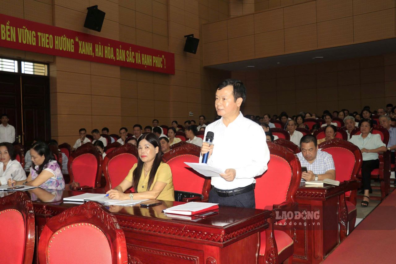 Cu tri Lao Cai co 11 luot cu tri voi 15 y kien de nghi Quoc hoi, Chinh phu trong buoi tiep xuc. Anh: Van Duc.