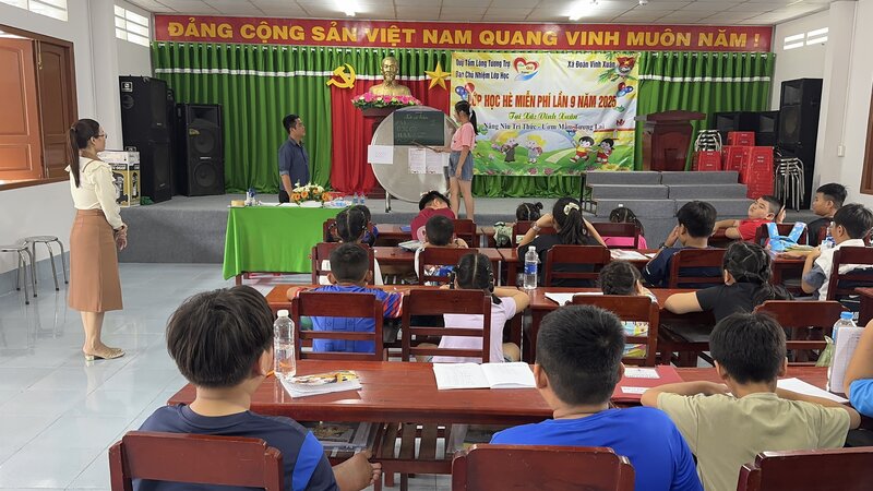 Les eleves des zones rurales de Vinh Long participent a des cours d'ete gratuits depuis pres de 10 ans. Photo : Hoang Loc