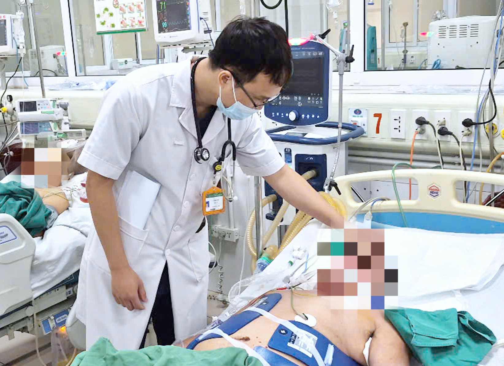 感電患者を治療する医師。写真:Thanh Dang