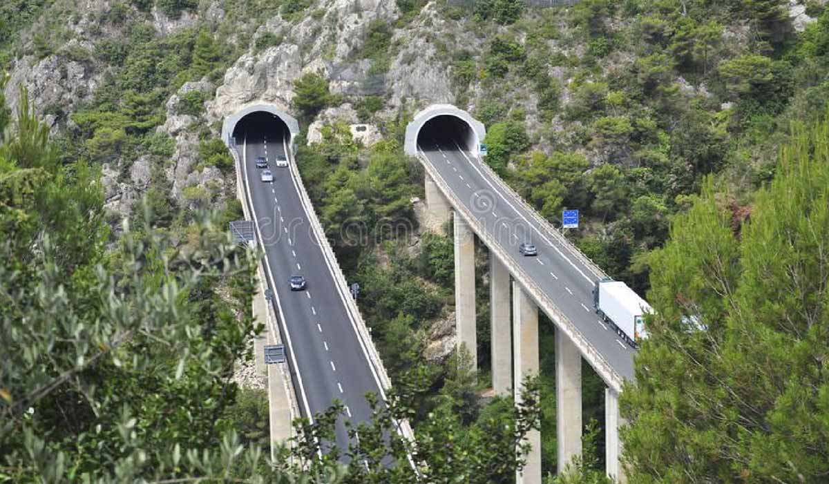 Le ministre des Finances Nguyen Van Thang soutient l'investissement rapide dans l'autoroute Dien Bien - Son La sous forme de PPP. Photo : Service de la construction de la province de Dien Bien