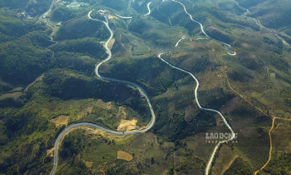 Hien nay viec ket noi duong bo tu Ha Noi den Dien Bien chu yeu qua cac tuyen Quoc lo 6, Quoc lo 279 co doc doc lon, nhieu khuc cua han che tam nhin. Anh: Van Thanh Chuong