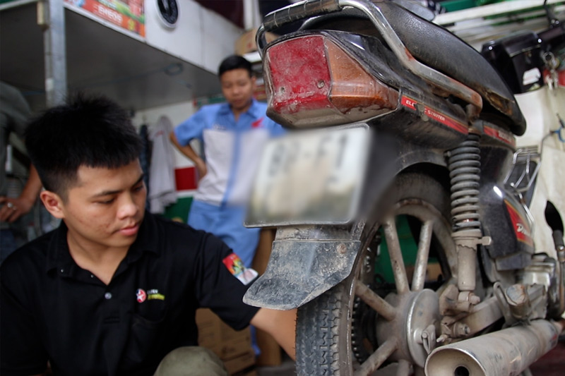 Creativement entretenir les voitures avant d'appliquer la loi pour reduire la pollution due aux emissions des motos