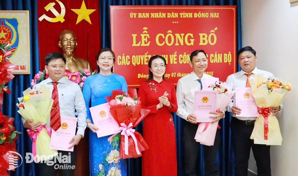 Giam doc So Tu phap tinh Dong Nai Pham Thi Bich Thuy trao quyet dinh bo nhiem va tang hoa chuc mung 4 Pho giam doc So Tu phap. Anh: An Nhon