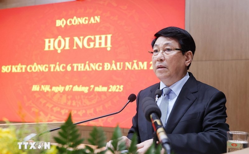Politburo member and President Luong Cuong requested the police force to resolutely and effectively suppress all types of crimes and social evils, ensuring the lives, property and health of the people. Photo: VNA