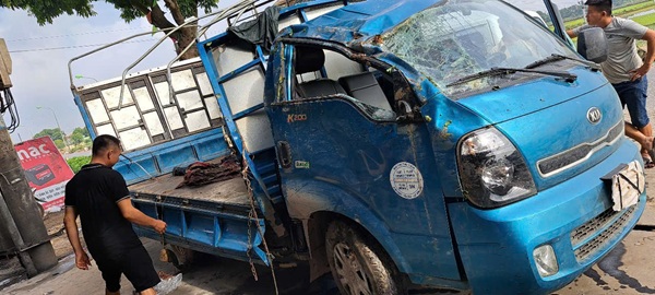 Un camion transportant 4 tonnes de tissu a eu un accident dans la nuit lorsqu'il a emmene le camion pour reparer toutes les marchandises avaient ete emportees par les habitants. Photo : Long Nguyen