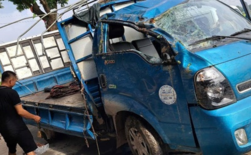 The truck carrying 4 tons of fabric had an accident that night, when taking the truck to repair all the goods were taken away by the people. Photo: Long Nguyen