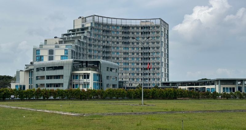Khoang 250 can bo, cong chuc sau sap nhap du tieu chuan duoc bo tri cho o cong vu tai Vinh Long. Anh: Hoang Loc