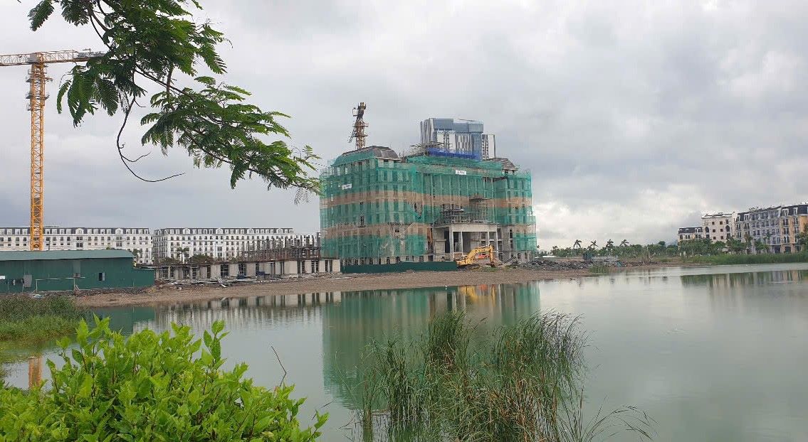 Le nouveau siege du Tribunal populaire provincial de Quang Ninh est en construction dans le quartier de Bai Chay. Photo : Nguyen Hung