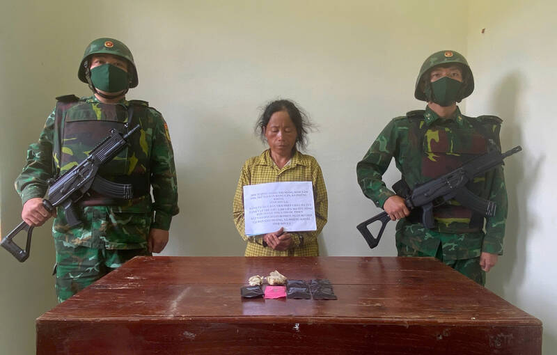 Đối tượng Giàng Thị Mang cùng tang vật . Ảnh Trường Sơn