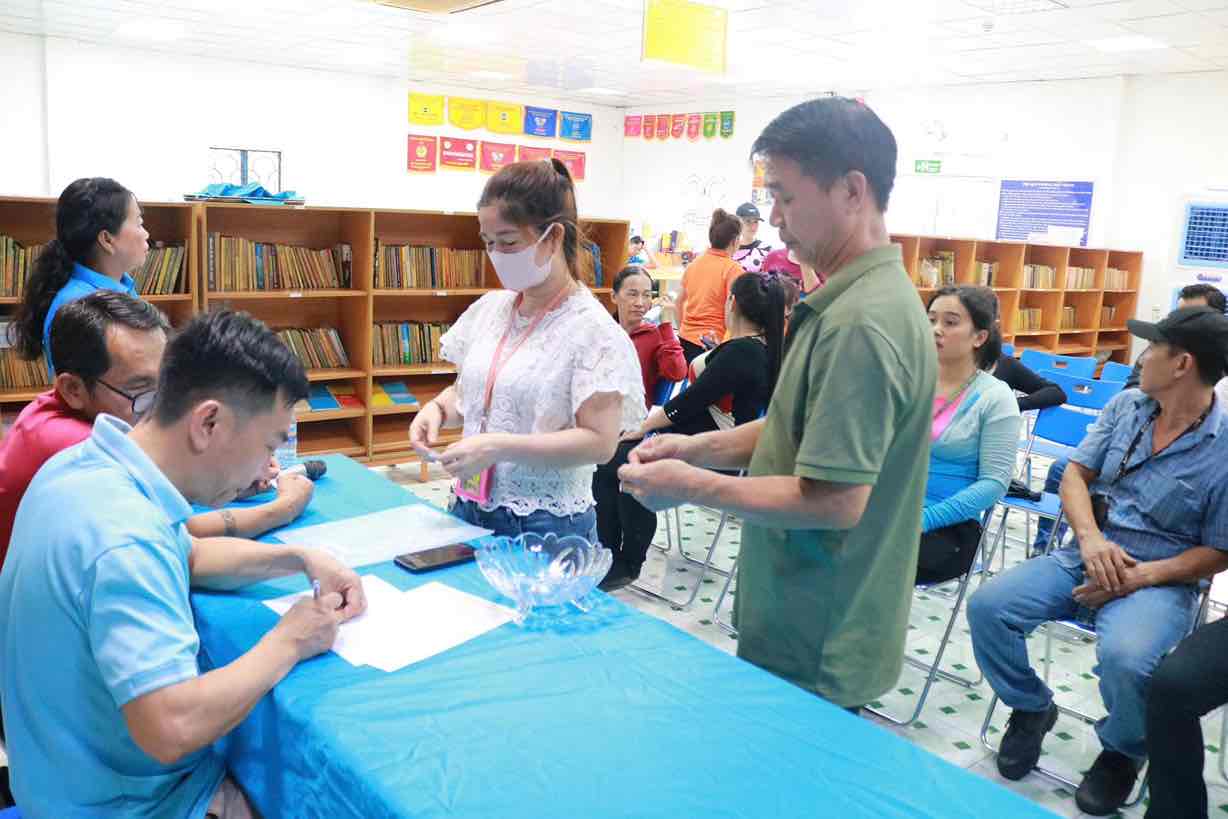 노래 경연 대회 노동자 노동자 가라오케 추첨 일정 잡기. 사진: Pou Chen 회사 노동조합 (동나이)