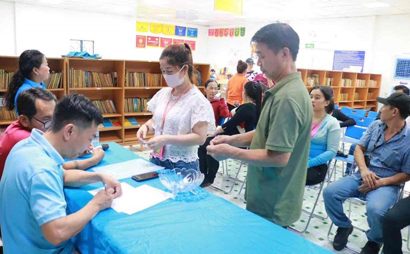 draw to schedule the Workers' Voice or Karaoke Contest. Photo: Pou Chen Company Union (Dong Nai)