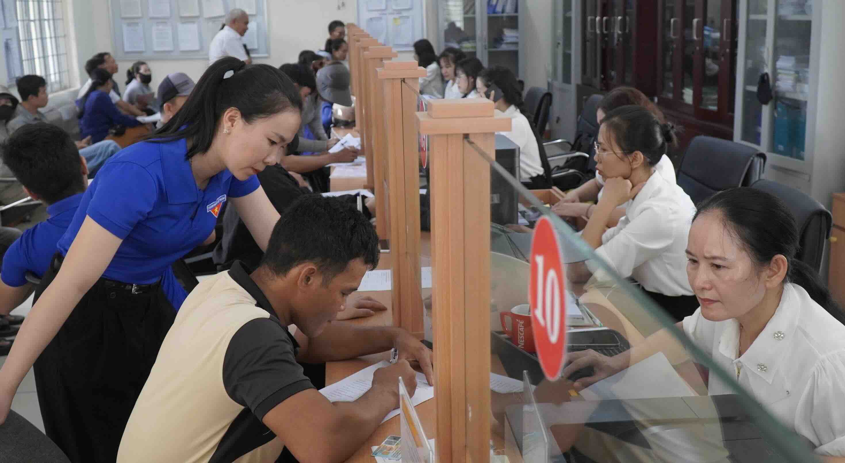 꽝찌 청년들이 주민들의 절차를 돕고 있습니다. 사진: Thanh Phuc