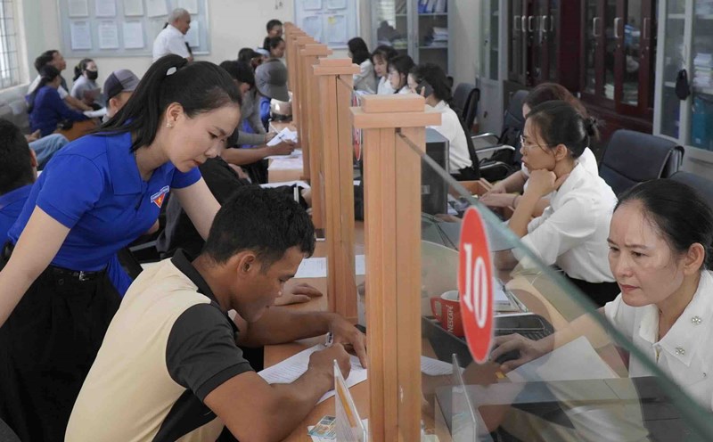 Quang Tri youth support people with procedures. Photo: Thanh Phuc