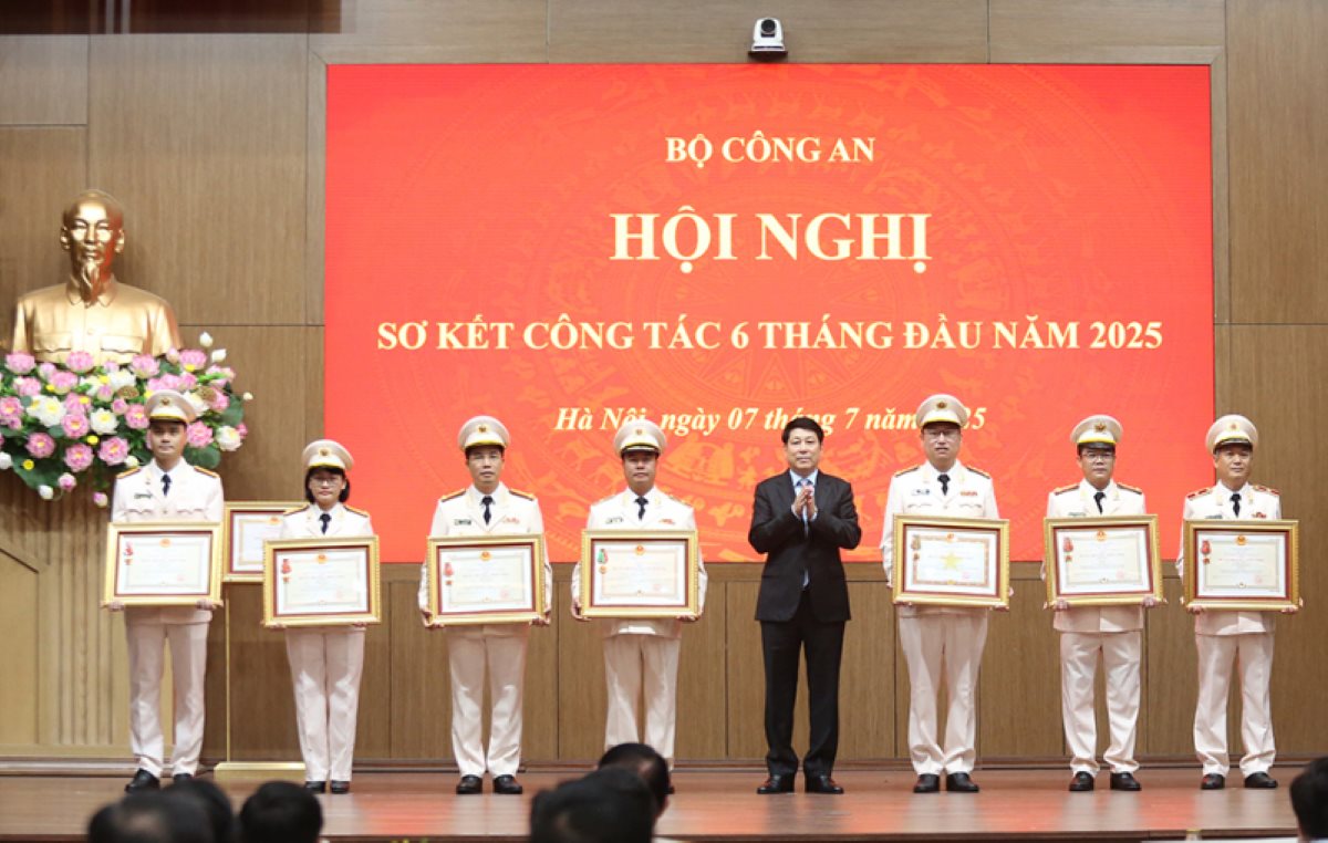 トラン・ヴァン・プーク大佐 - クアン・ニン州警察のディレクター - は、ファーストクラスの勝利メダル（左から3番目）を授与されたことを称えられました。写真：Quang Ninh Provincial Police