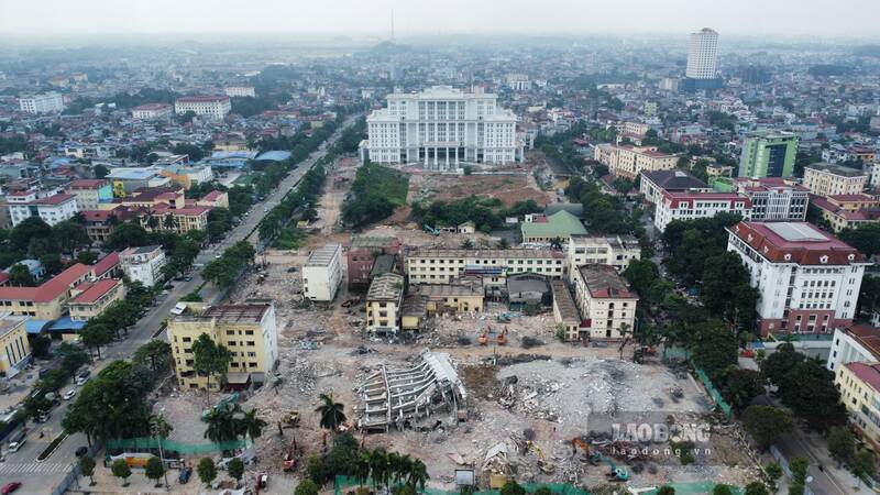 Demolition d'une serie de sieges sociaux cedant des terrains au plus grand projet de rue pietonne de Thai Nguyen. Photo : Lam Thanh