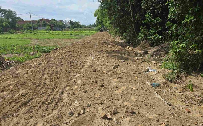 Phá dỡ đường bê tông trái phép xây dựng trong đêm tại Nghệ An