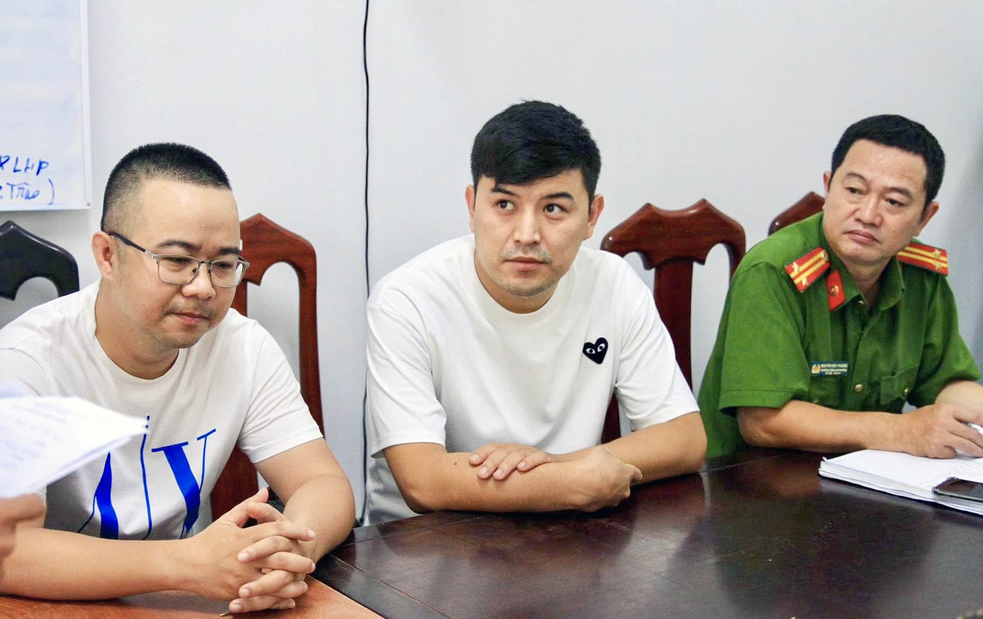 La policia de Nam Nha Trang Ward entrego el activo al Sr. Rystaev Ilgis (en el medio), quien dejo caer la billetera que contiene el valor total de casi 80 millones. Foto: Policia de Khanh Hoa