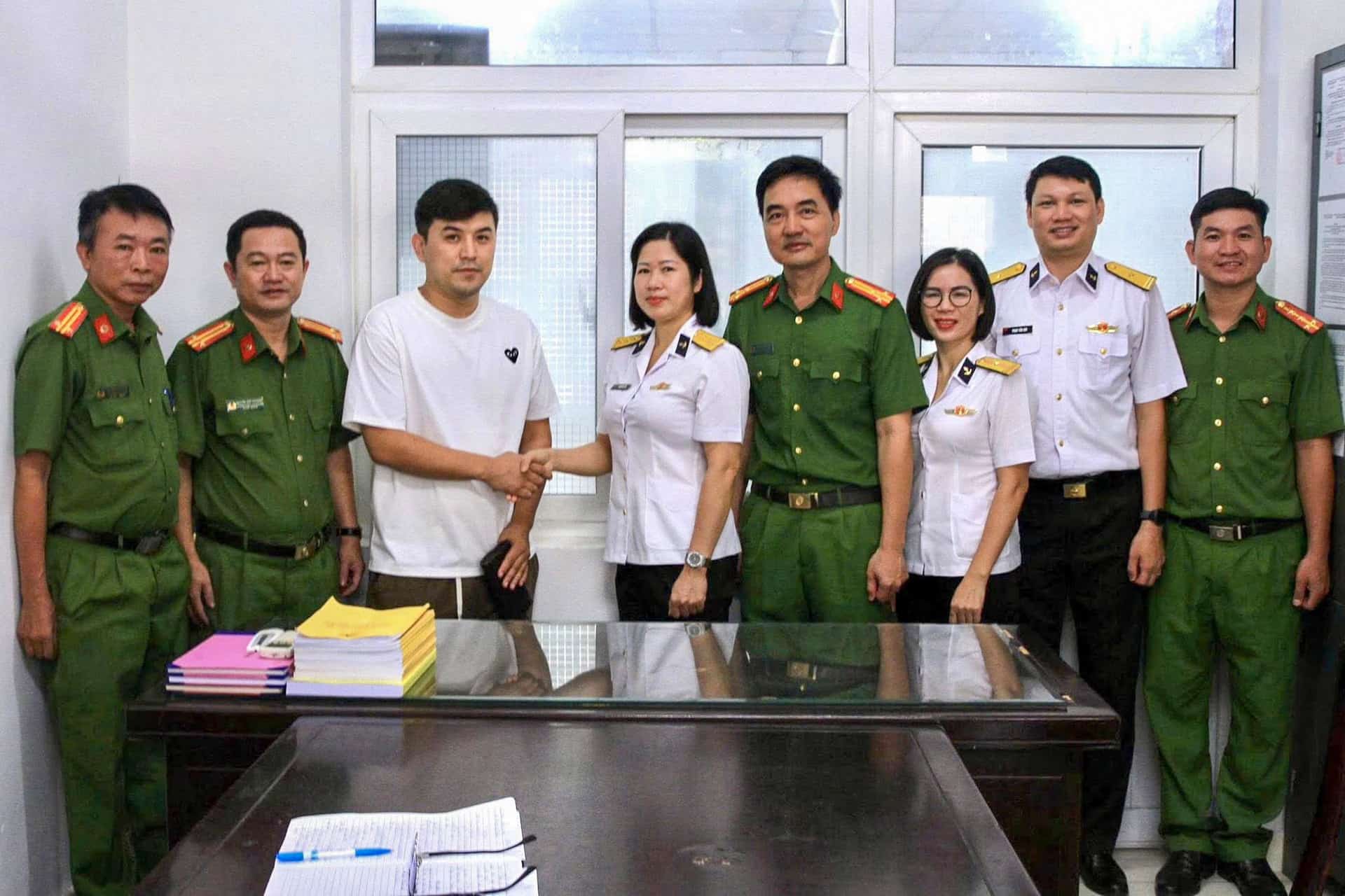 Anh Rystaev Ilgis chup anh cung chi Yen va can bo Cong an phuong Nam Nha Trang. Anh: Cong an Khanh Hoa