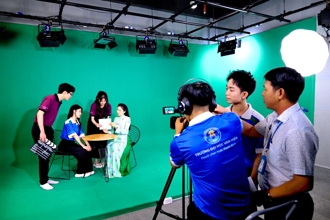 Sinh vien nganh Truyen thong da phuong tien trong gio hoc thuc te tai studio cua truong.