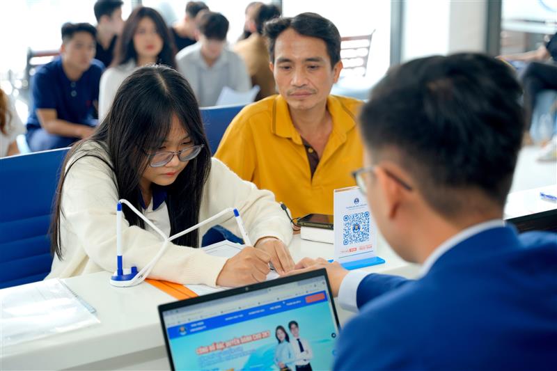 Phu huynh va thi sinh den truong dang ky ho so xet tuyen va tham gia thanh vien myU. 