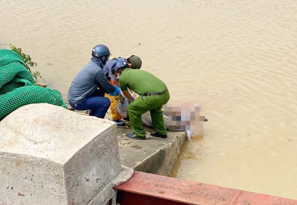 Lam 강에 떠다니는 남성의 시신이 기능 부대에 의해 해안으로 옮겨졌습니다. 사진: Ha Tinh 공안.