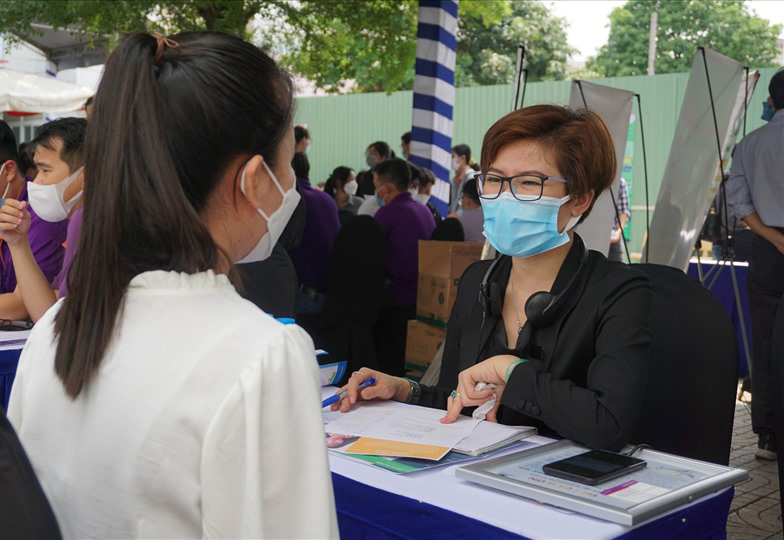 卒業生の約30%が、訓練を受けた分野で働いていません。写真:トゥエ・ニー