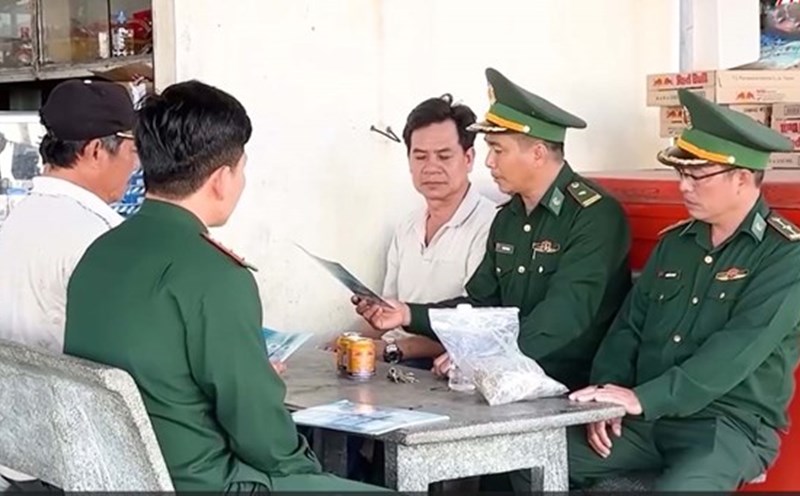 Quang Ngai Border Guard forces have come to the fishermen's homes to propagate and encourage them not to encroach on foreign waters when exploiting seafood. Photo: Vien Nguyen