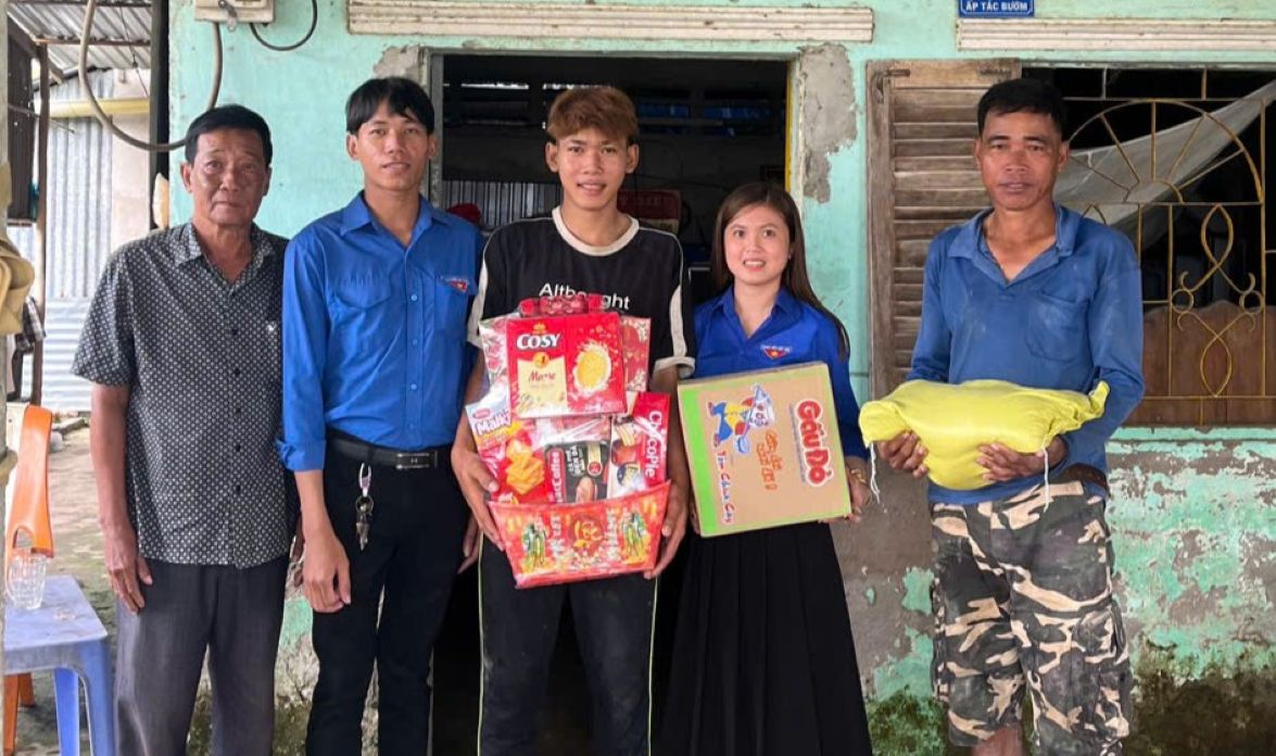 Ba Le Thi Truc Dao cung doan vien thanh nien thuc hien cong tac an sinh xa hoi tai dia phuong. Anh: Nhan vat cung cap