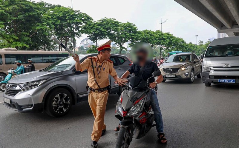Motorbikes still overflow into the car lane on Pham Van Dong Street, traffic police on duty to remind