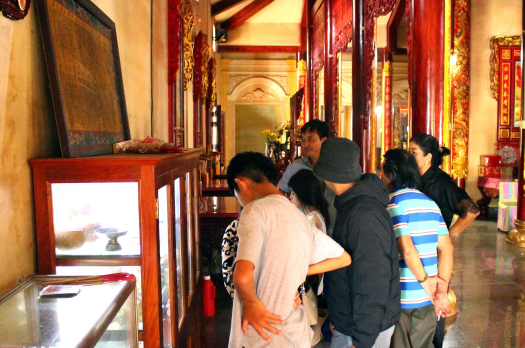 Du khach thich thu ngam nhin vo hat lua thoi thuong co khi vieng Tam Buu tu. Anh: Thanh Mai