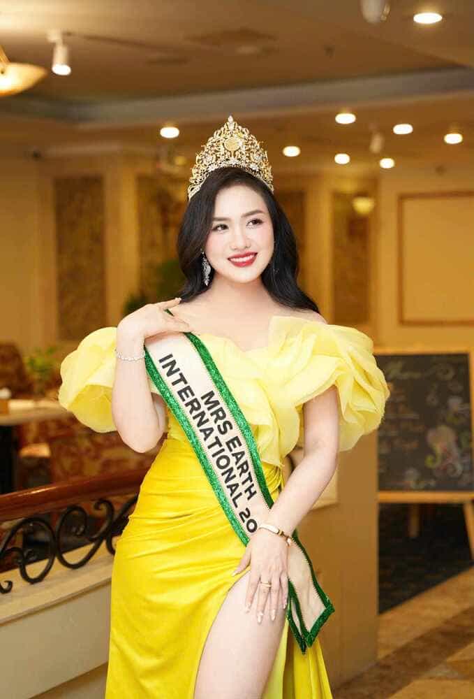 Hoa hau Vu Thi Hoa cam thay may man khi nhan duoc su ung ho tu gia dinh trong moi viec. Anh: Nhan vat cung cap