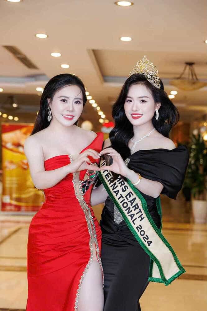 Hoa hau Vu Thi Hoa (phai) ben Hoa hau Phan Kim Oanh. Anh: Nhan vat cung cap