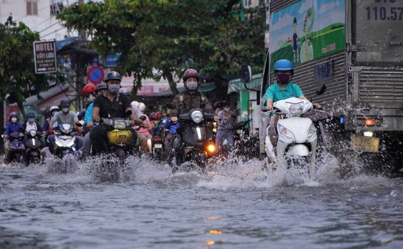Thunderstorms continue in the South. Photo: Nguyen Chan