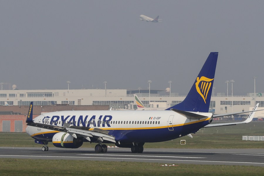 El avion de pasajeros de Ryanair Airlines en el aeropuerto de Bruselas (Belgica). Foto: Xinhua