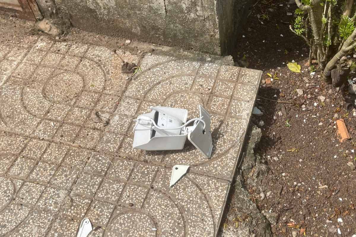 Camera endommagee par des voleurs de poulets. Photo : Fournie par les habitants