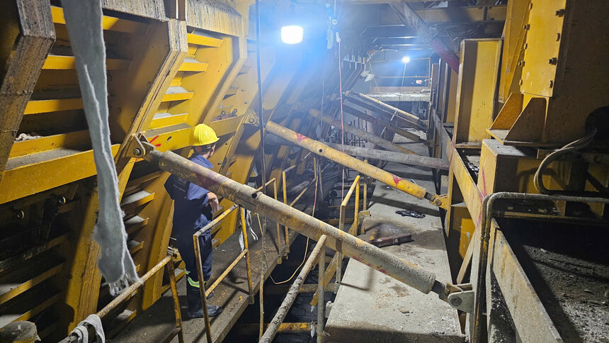 컨테이너 엔지니어 노동자들은 교대 근무를 하고 24시간 내내 쉬지 않고 일하며 컨테이너 3번 터널을 뚫기 위해 축제 기간을 넘나드는 일 설날에도 일합니다. 사진: 비엔 응우옌