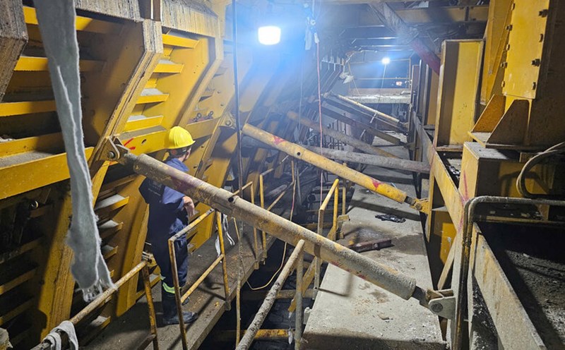 Engineers and workers take turns working continuously 24/24 without stopping, working through holidays and Tet to dig tunnel No. 3. Photo: Vien Nguyen