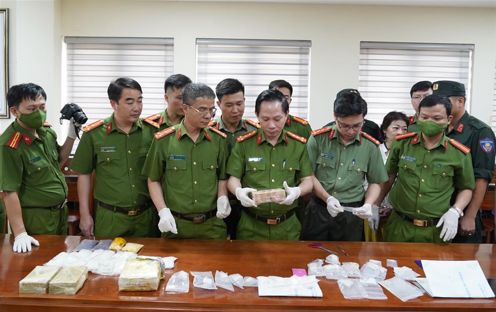 タン・ホア州の警察は、困難な薬物物質の違法な取引ラインを根絶し、5.6 kgの薬物と1枚の軍事銃を集めました。写真：公安省